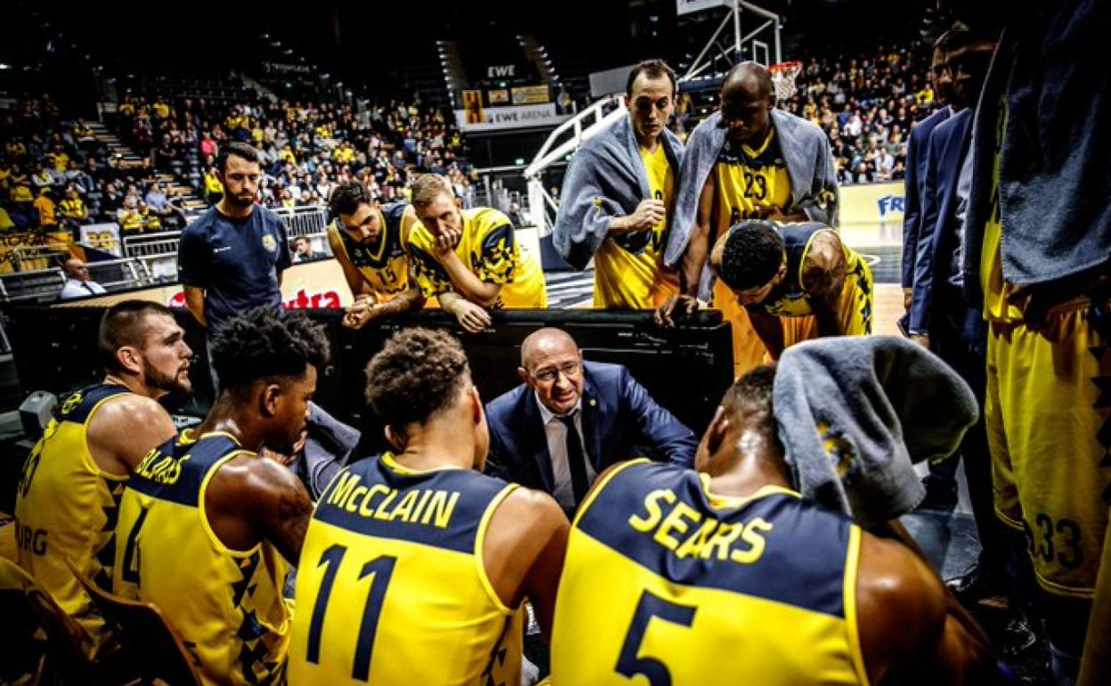 La plantilla del Oldenburg atiende en un tiempo muerto durante el partido de ayer.