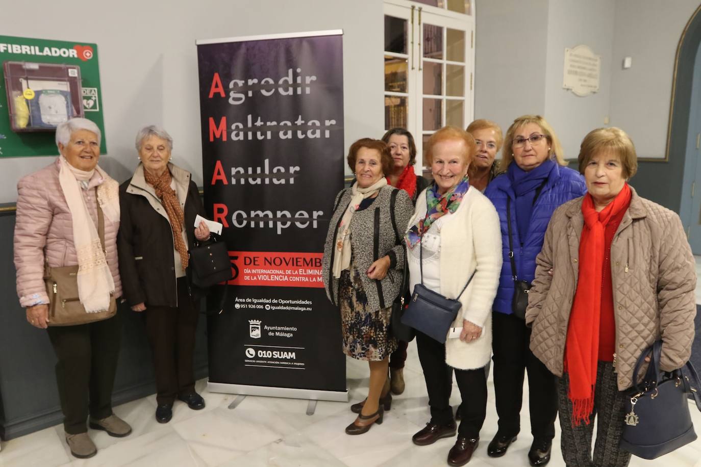 Representantes de la Asociación Mangas Verdes en la gala para favorecer la eliminación de la violencia contra la mujer en el Cervantes.