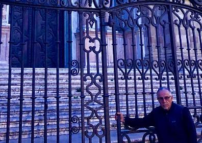 Imagen secundaria 1 - Arriba, el actor y motero George Christie, en el mercado de Atarazanas. Abajo, junto a la catedral de Málaga y señalando una foto de Orson Welles en La Farola de Orellana.