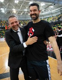 Imagen secundaria 2 - Rafa Martínez es uno de los mejores triplistas de la historia de la ACB. Ahora en el Bilbao está entrenado por Mumbrú, que tiene a Javi Salgado, en la imagen de la derecha abajo, como asistente.