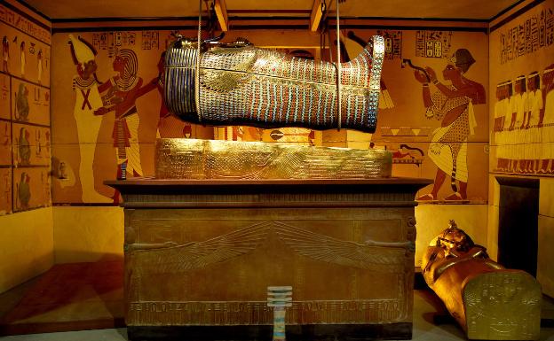 Las réplicas de los sarcófagos de oro y de madera incrustada de gemas que contenían la momia 