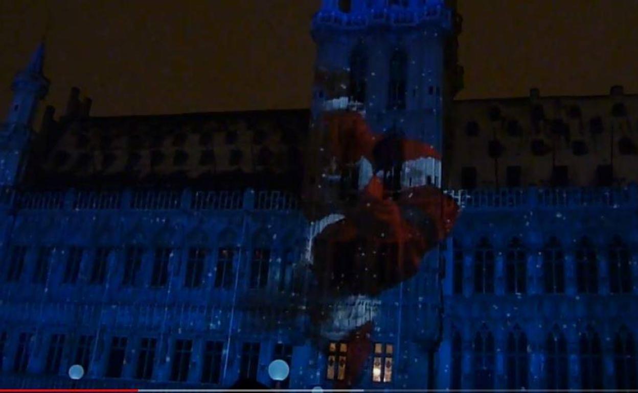 Proyección de un Papá Noel gigante en la Gran Plaza de Bruselas 