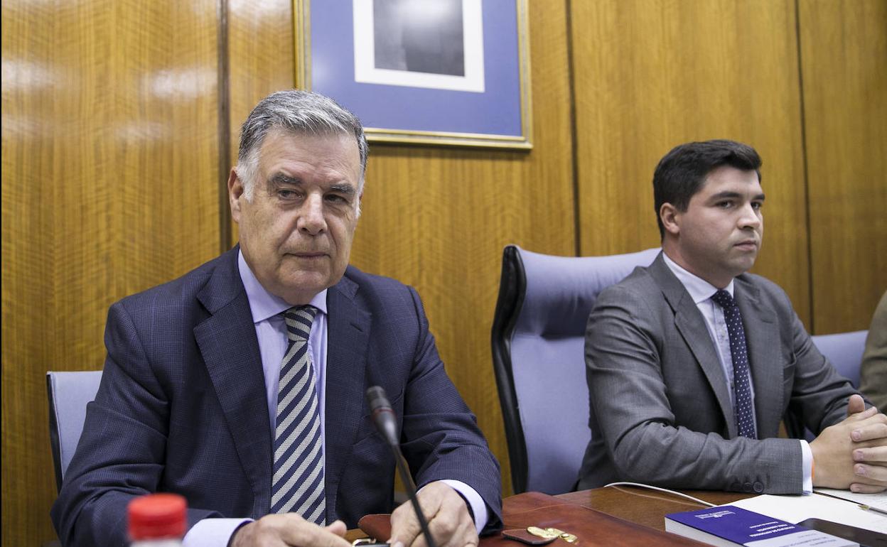 José Antonio Viera (i), junto al presidente de la comisión, Enrique Moreno (d). 