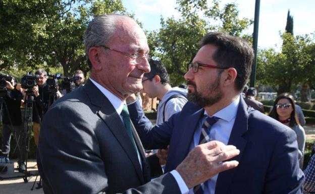 De la Torre y Pomares se dan un abrazo. 