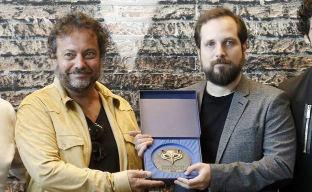 Enrique López Lavigne y Carlos Vermut recogen el Premio Feroz Zinemaldia en 2018 por 'Quién te cantará'.