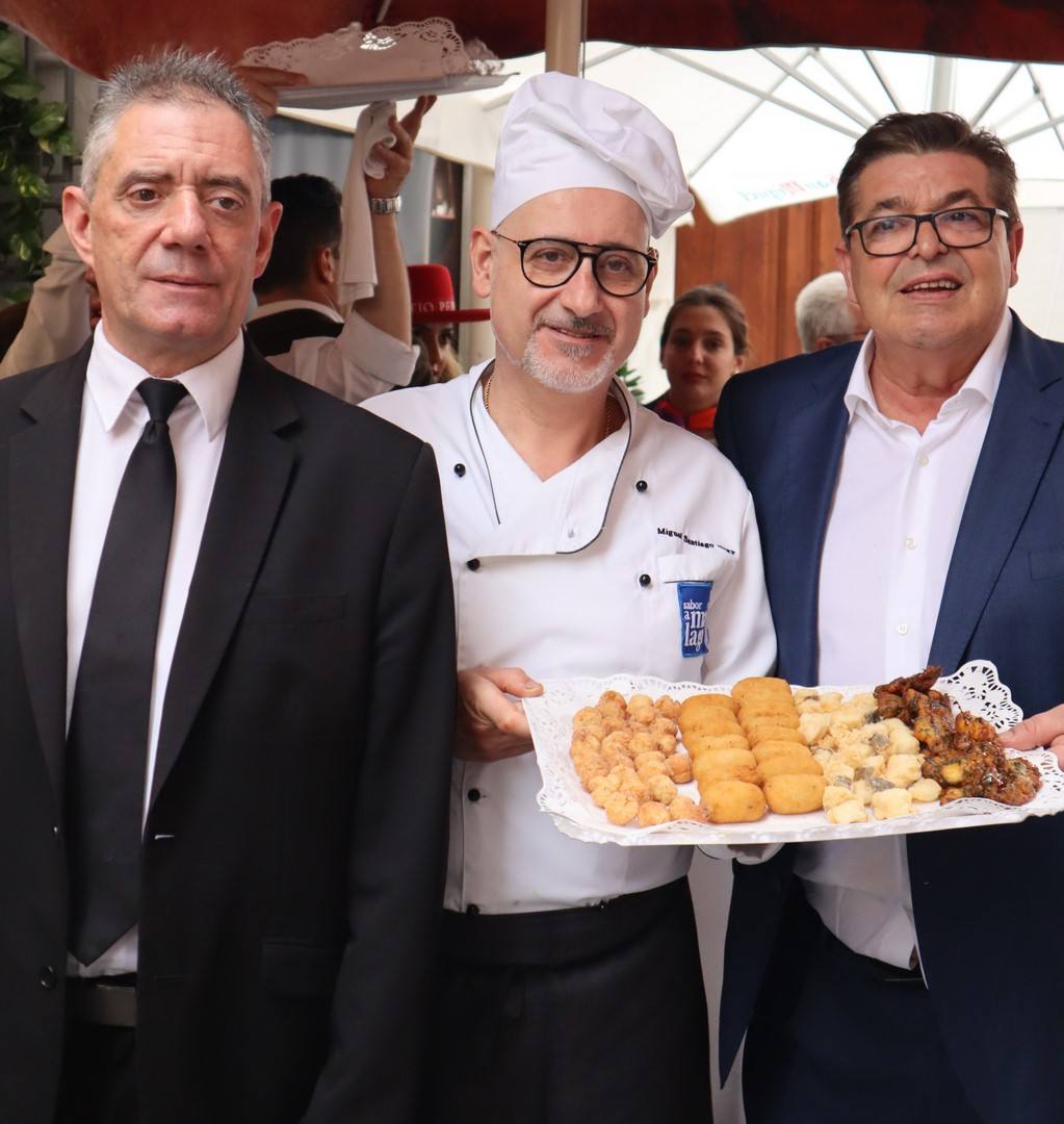 Antonio José Herrera, Miguel Santiago y Pepe Porras en unas jornadas gastronómicas de El Trillo.