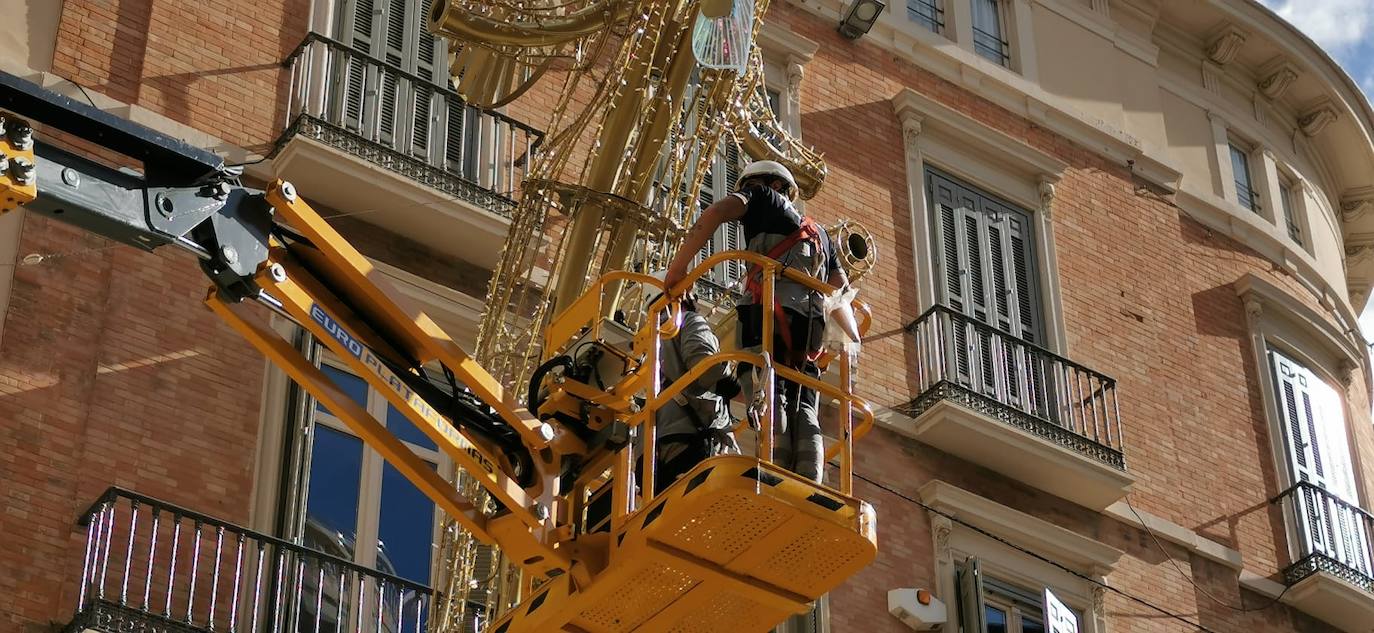 El bosque navideño en el que se convertirá este año la céntrica vía malagueña ya se encuentra casi listo. Aunque aún habrá que esperar al próximo 29 de noviembre para verlo iluminado.