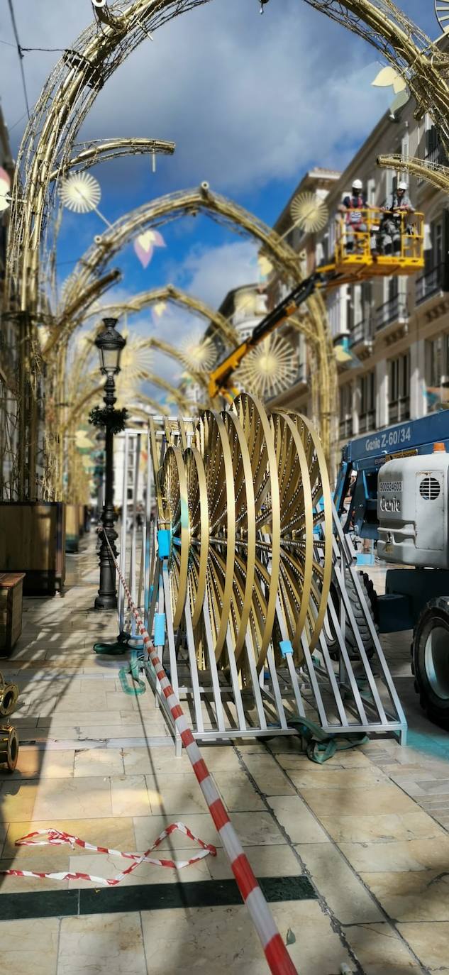 El bosque navideño en el que se convertirá este año la céntrica vía malagueña ya se encuentra casi listo. Aunque aún habrá que esperar al próximo 29 de noviembre para verlo iluminado.