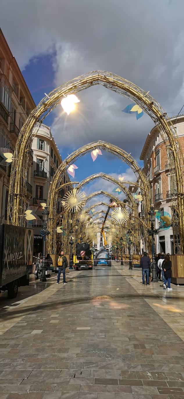 El bosque navideño en el que se convertirá este año la céntrica vía malagueña ya se encuentra casi listo. Aunque aún habrá que esperar al próximo 29 de noviembre para verlo iluminado.