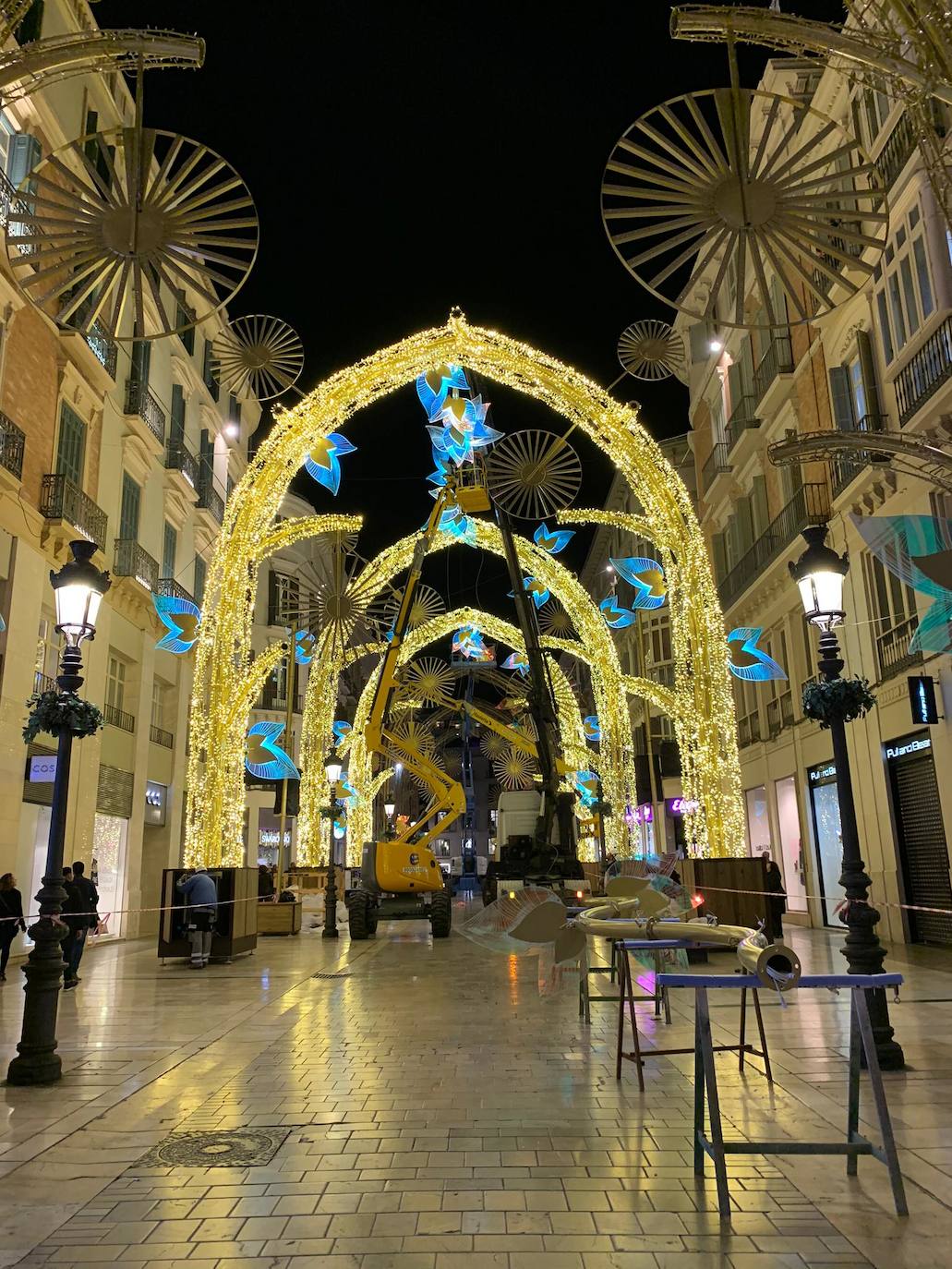 El bosque navideño en el que se convertirá este año la céntrica vía malagueña ya se encuentra casi listo. Aunque aún habrá que esperar al próximo 29 de noviembre para verlo iluminado.