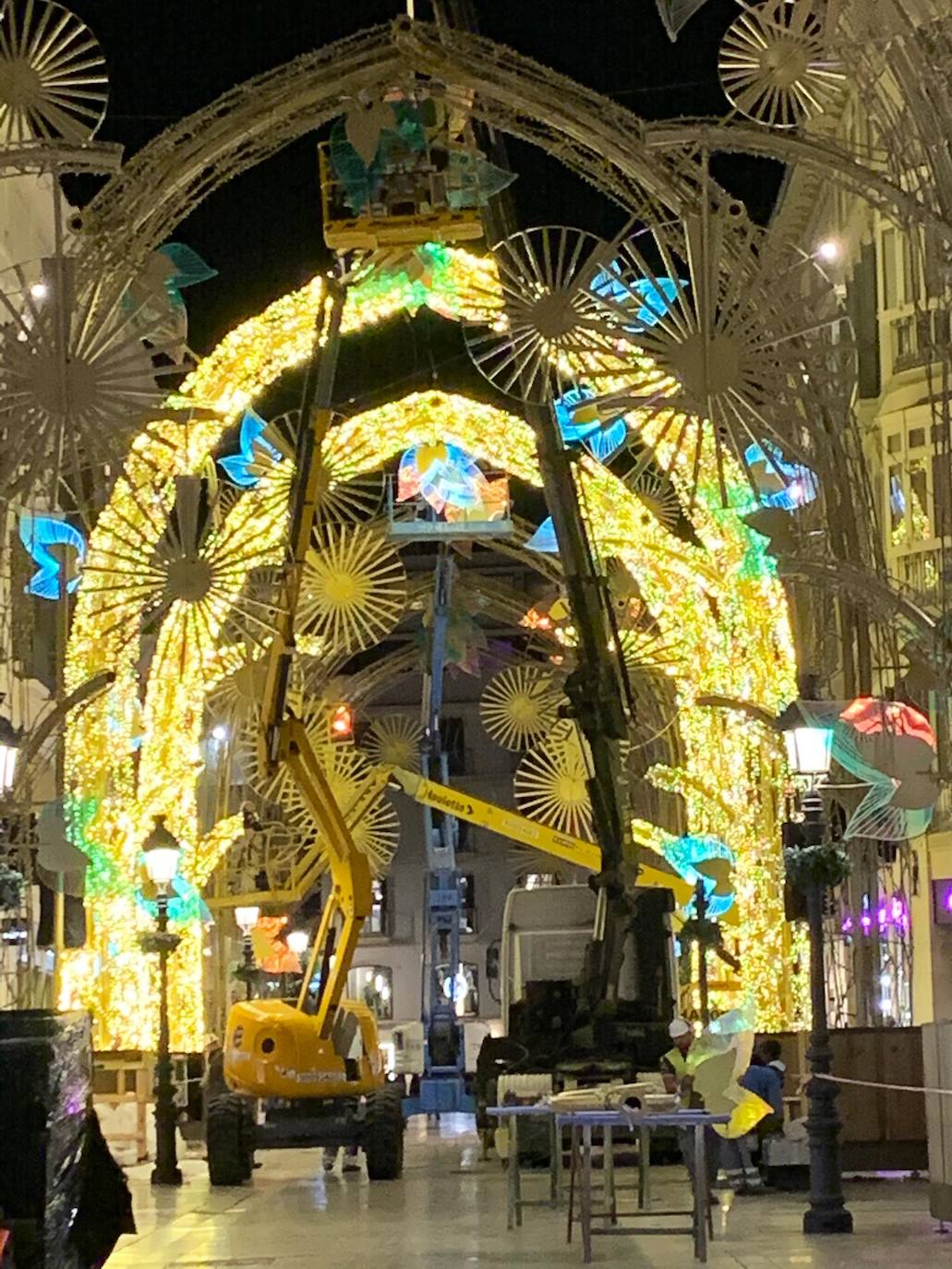 El bosque navideño en el que se convertirá este año la céntrica vía malagueña ya se encuentra casi listo. Aunque aún habrá que esperar al próximo 29 de noviembre para verlo iluminado.