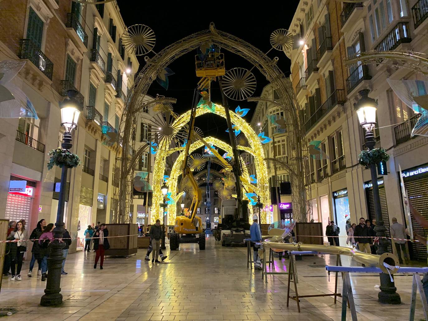 El bosque navideño en el que se convertirá este año la céntrica vía malagueña ya se encuentra casi listo. Aunque aún habrá que esperar al próximo 29 de noviembre para verlo iluminado.