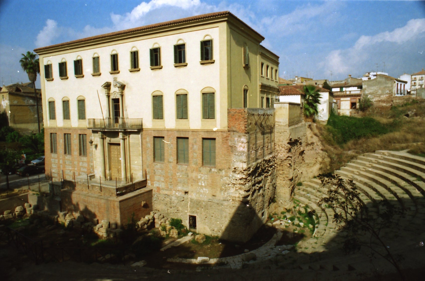 La institución cultural cumple un cuarto de siglo en la avenida de Europa a la espera de su mudanza al antiguo convento de San Agustín