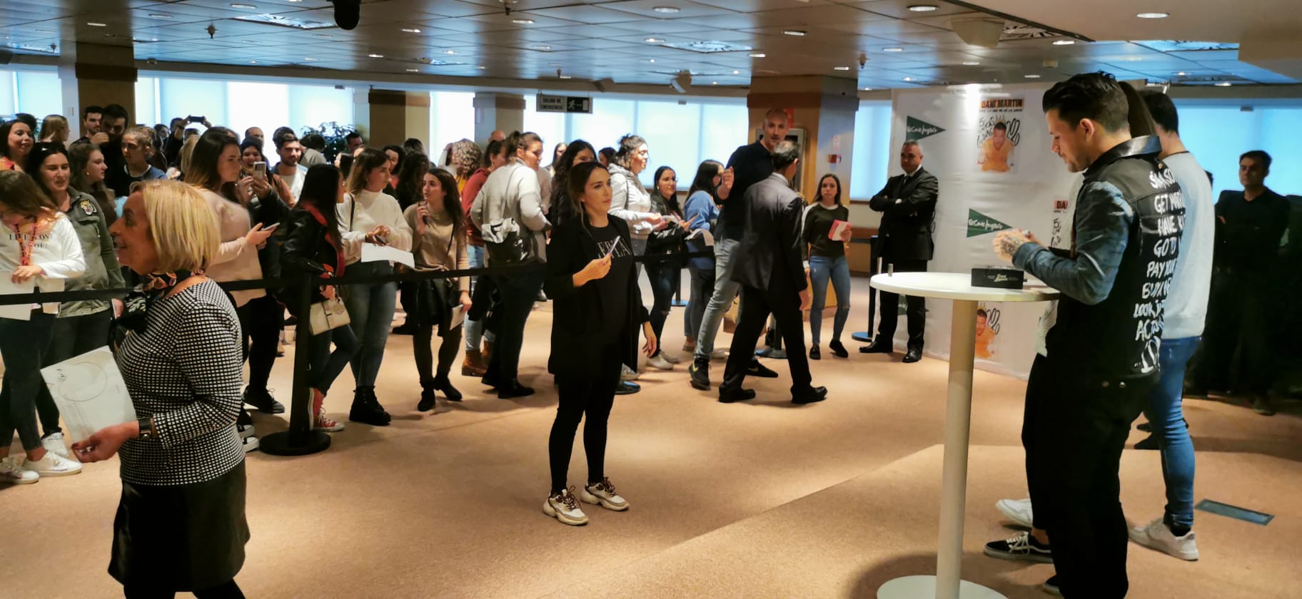 El cantante madrileño firma en el Corte Inglés entradas para su próximo concierto en Málaga