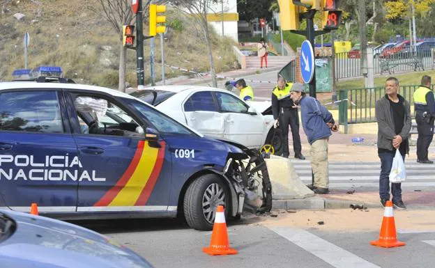 Imagen principal - Agentes observan el accidente.