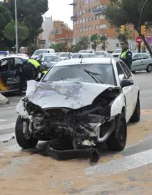 Imagen secundaria 2 - Agentes observan el accidente.