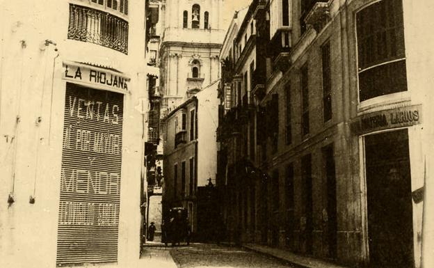 Fotografía antigua de la entrada a la calle Moreno Monroy, con la Catedral al fondo