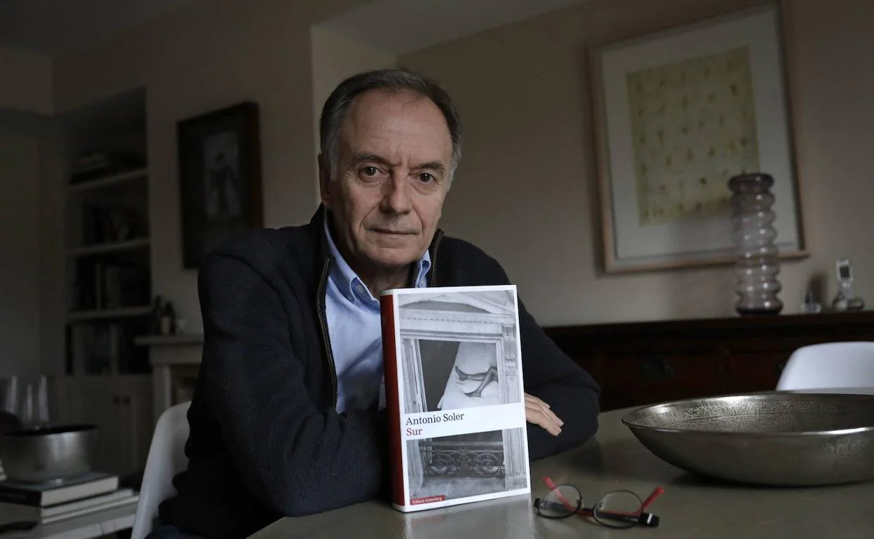 Antonio Soler, con un ejemplar de su novela.