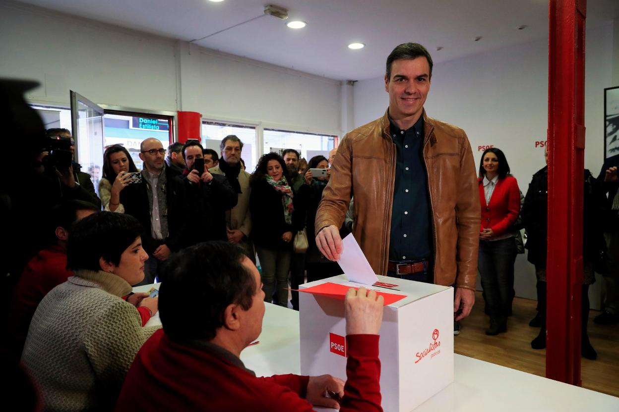 Sánchez votó ayer en la consulta sobre el pacto con Podemos en la agrupación de Pozuelo. :: F. A.  / efe