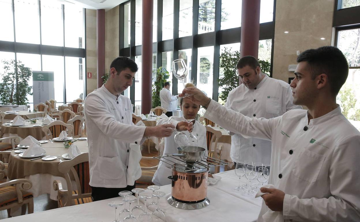 Estudiantes de sala preparan las copas, en una imagen de archivo. 
