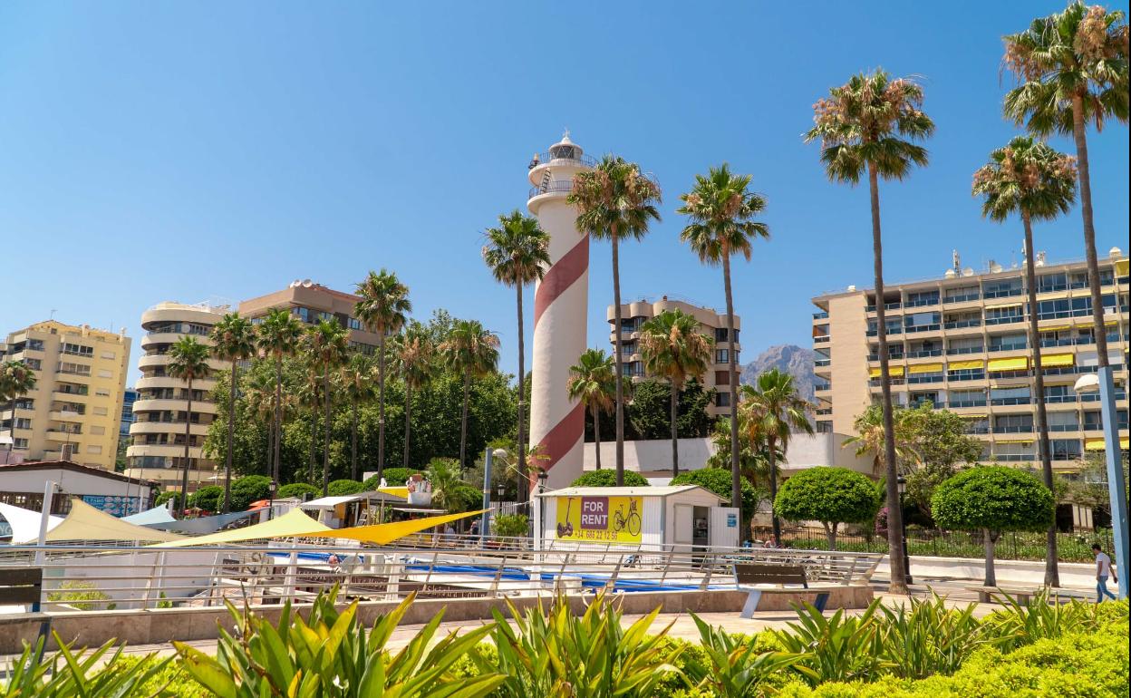 Aspecto que presenta el Faro de Marbella y sus alrededores. 