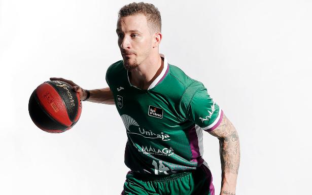 Josh Adams posa en una sesión de fotos para la Liga endesa. 