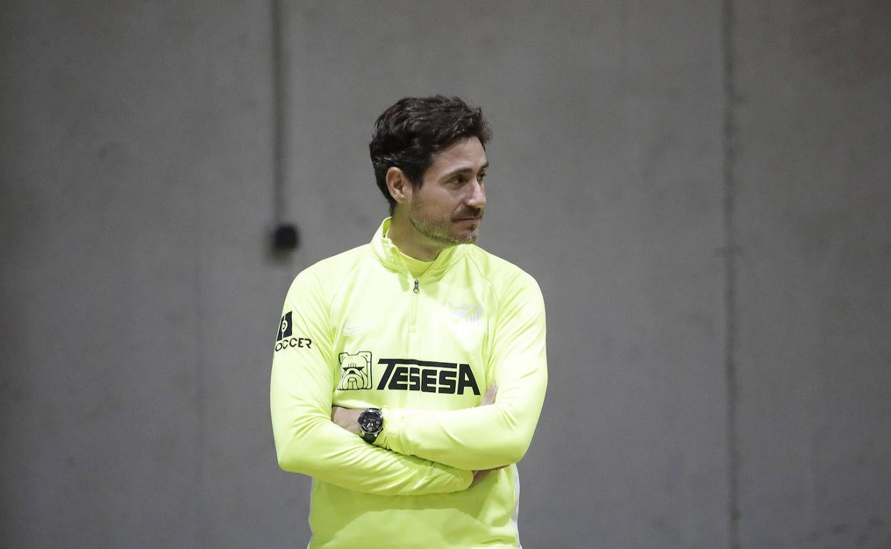 El entrenador del Málaga, Víctor Sánchez del Amo, en un entrenamiento reciente del equipo. 