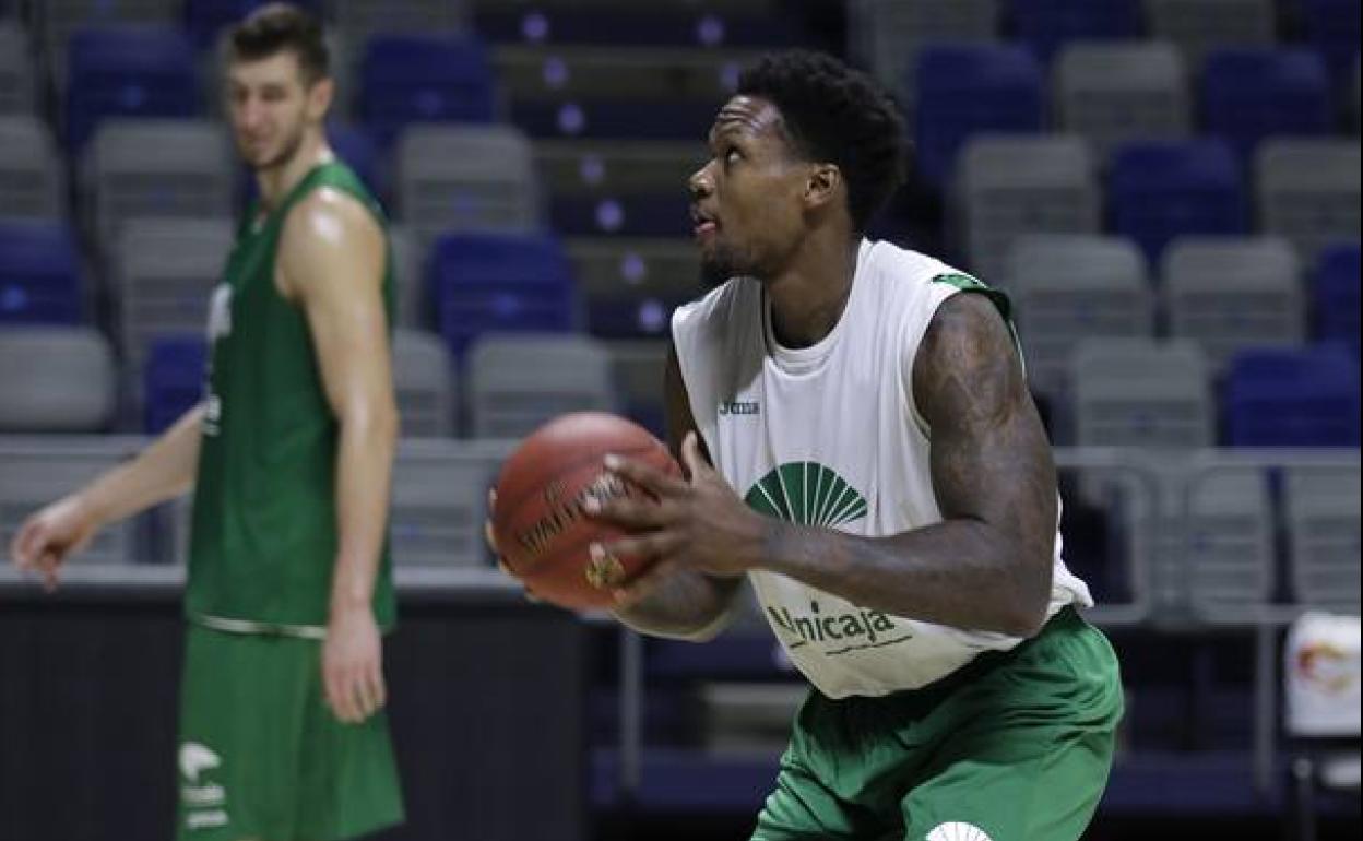 Deon Thompson lanza a canasta en un entrenamiento con el Unicaja. 