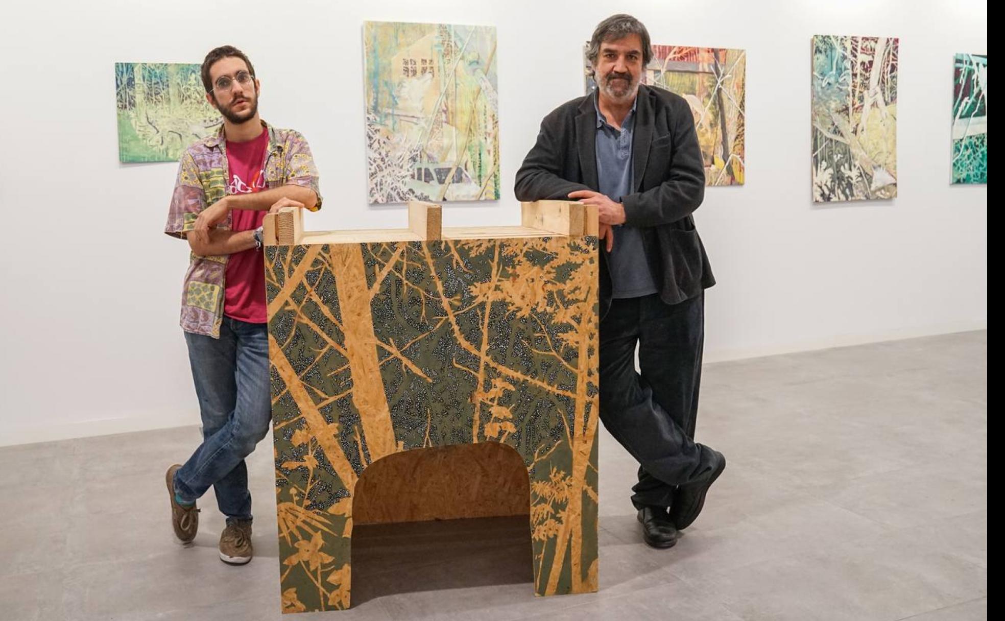 Pablo Rodríguez y Ángel Idígoras posan con la caja diseñada por el primero para observar animales salvajes. 
