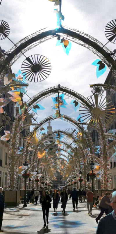 El bosque navideño en el que se convertirá este año la céntrica vía malagueña se encuentra ya listo. Aunque aún habrá que esperar hasta este 29 de noviembre para verlo iluminado.