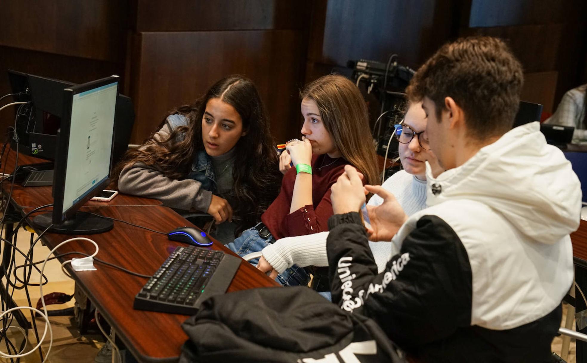 Alumnas del IES Bezmiliana, en un taller de YouTube, una de las actividades programadas en Talent Woman. 