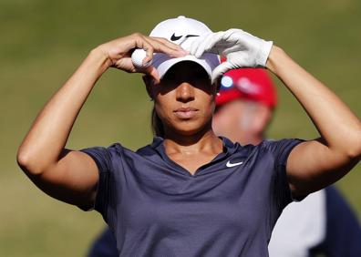 Imagen secundaria 1 - Arriba, la malagueña Azahara recorriendo el campo. Sobre estas líneas, Cheyenne Woods, sobrina del golfista Tiger Woods y la alemana Olivia Kowan 