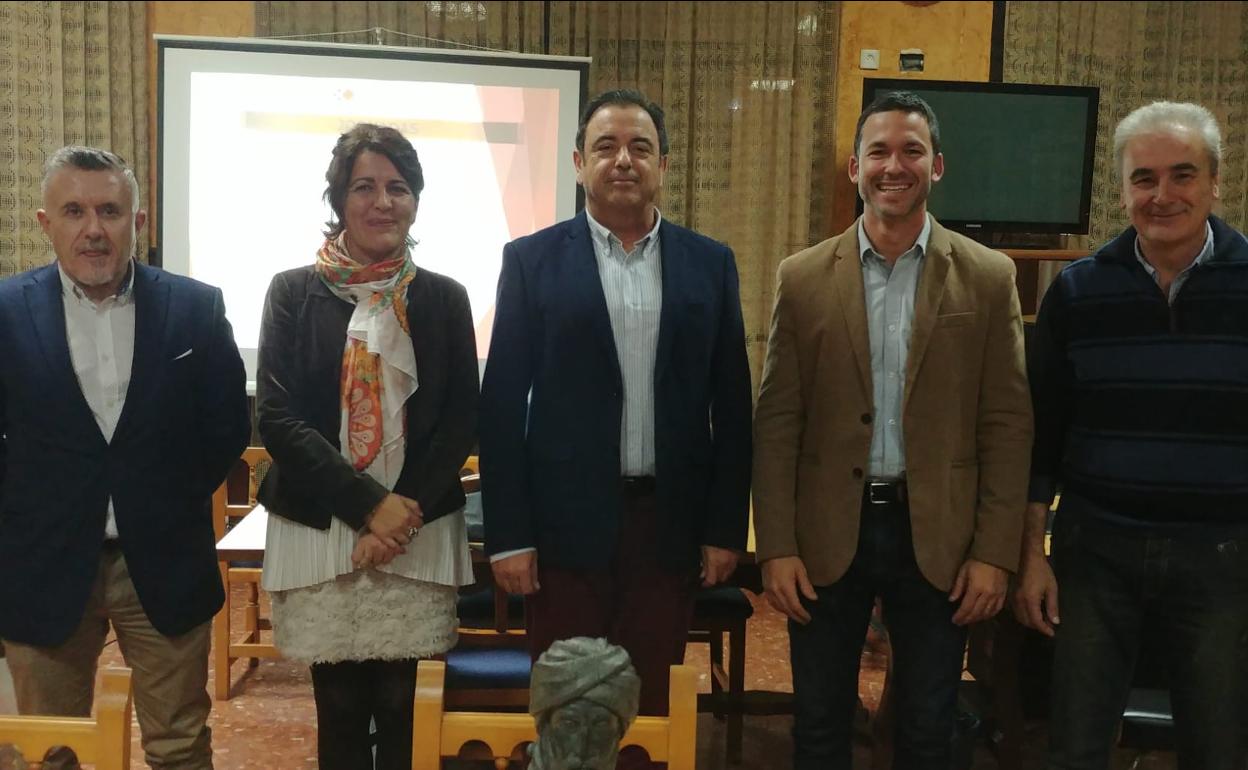 Fernando Lisbona, en el centro, con los miembros de la nueva junta directiva de la ACEV. 