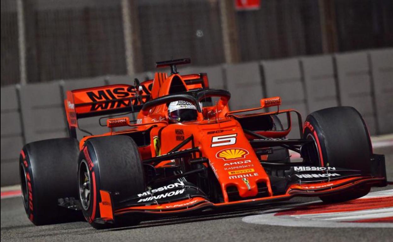El Ferrari de Sebastian Vettel, rodando sobre el trazado de Yas Marina. 
