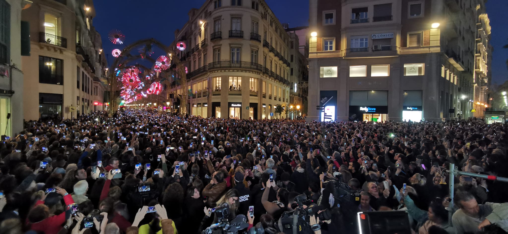 Durante los 40 días que duren los fastos navideños, la calle Larios se transformará en un bosque lleno de hojas y soles