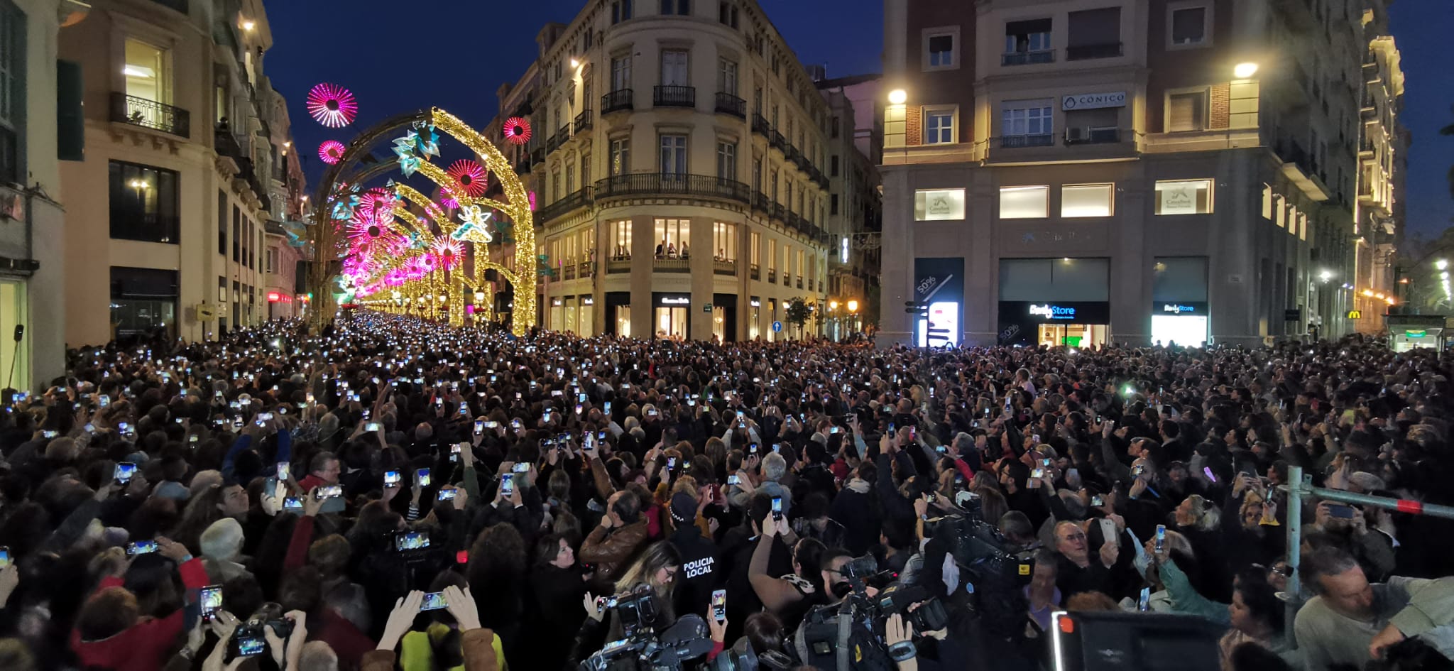 Durante los 40 días que duren los fastos navideños, la calle Larios se transformará en un bosque lleno de hojas y soles