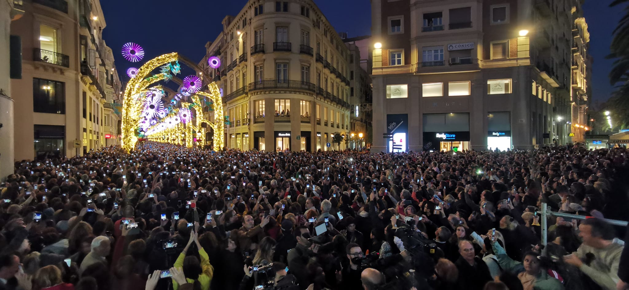 Durante los 40 días que duren los fastos navideños, la calle Larios se transformará en un bosque lleno de hojas y soles