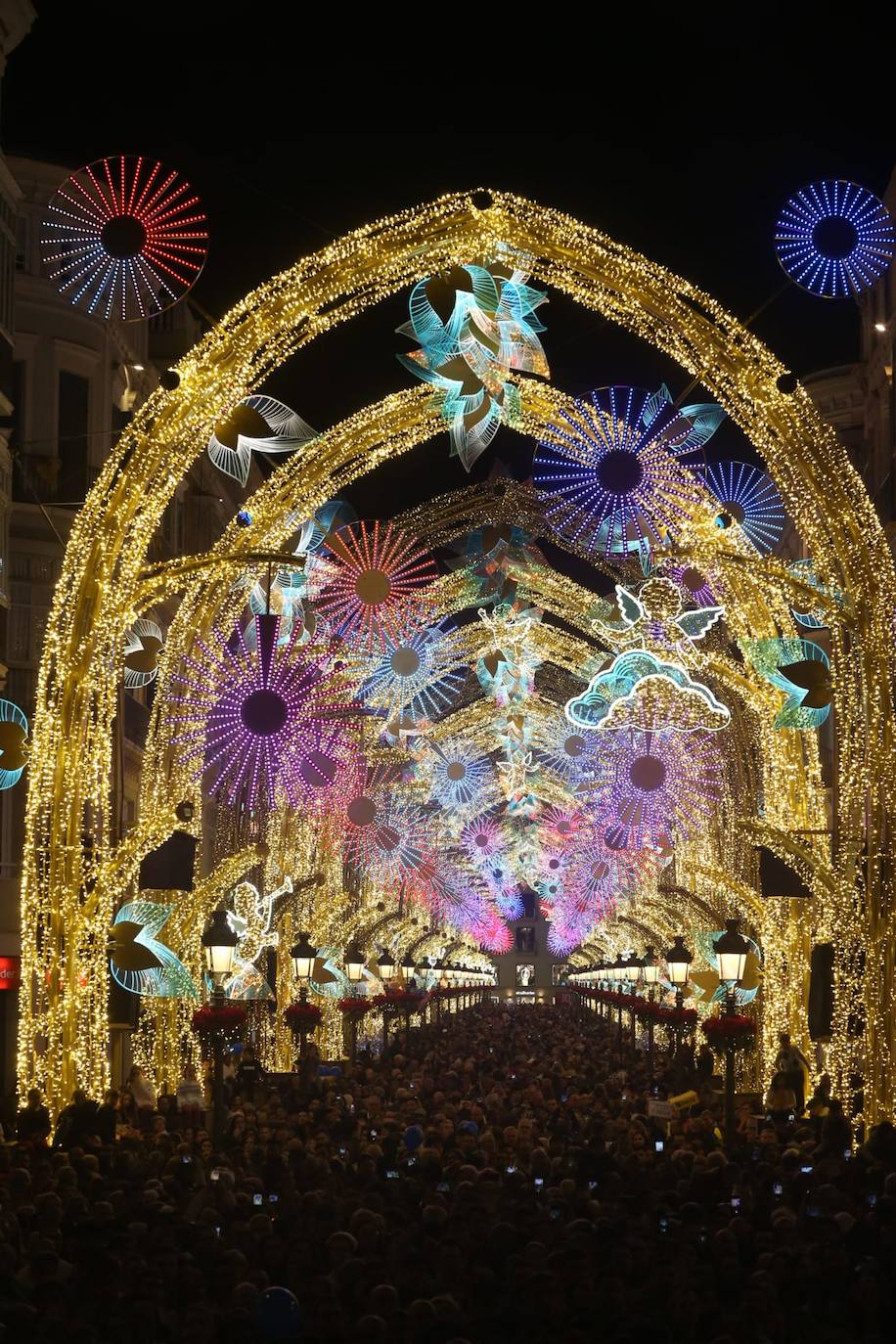 Durante los 40 días que duren los fastos navideños, la calle Larios se transformará en un bosque lleno de hojas y soles