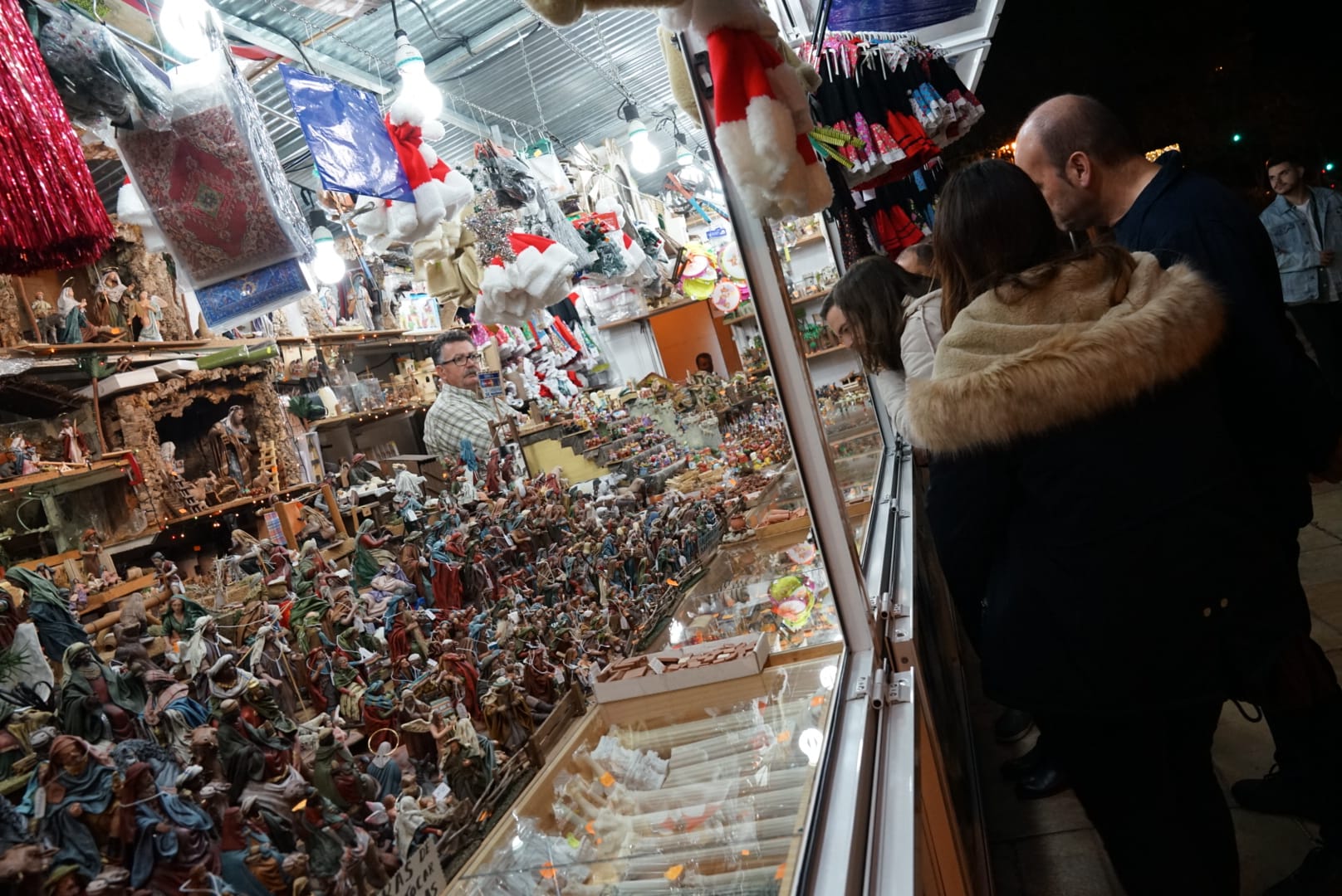 Durante los 40 días que duren los fastos navideños, la calle Larios se transformará en un bosque lleno de hojas y soles