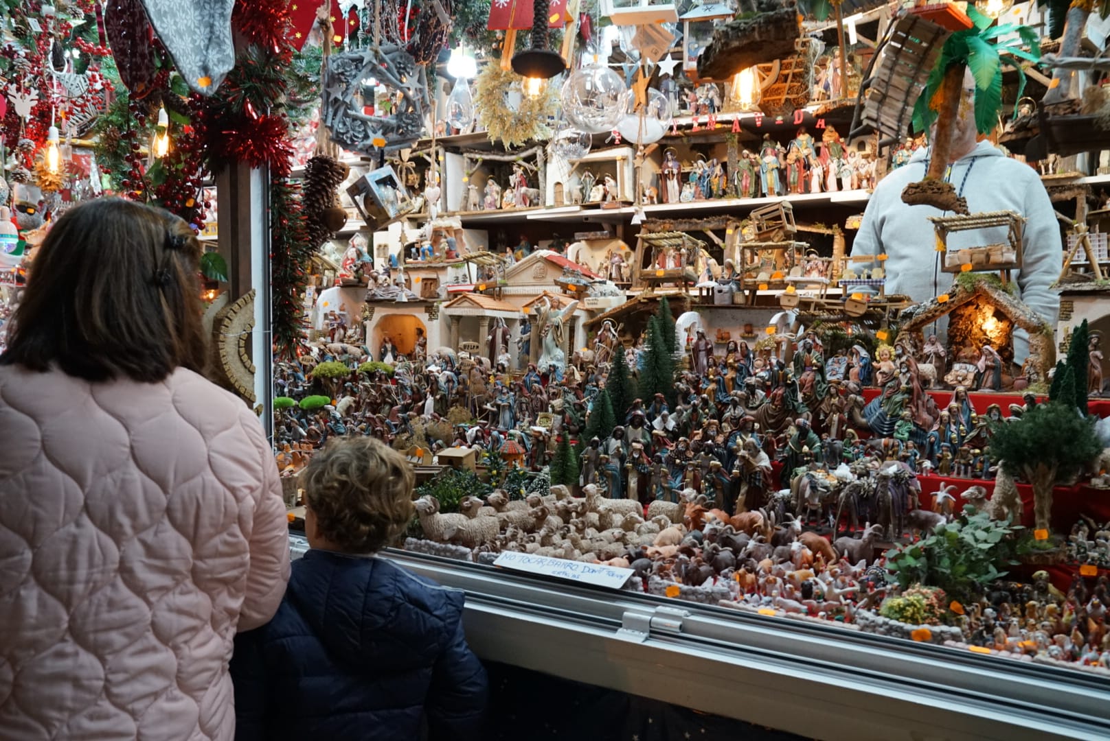 Durante los 40 días que duren los fastos navideños, la calle Larios se transformará en un bosque lleno de hojas y soles