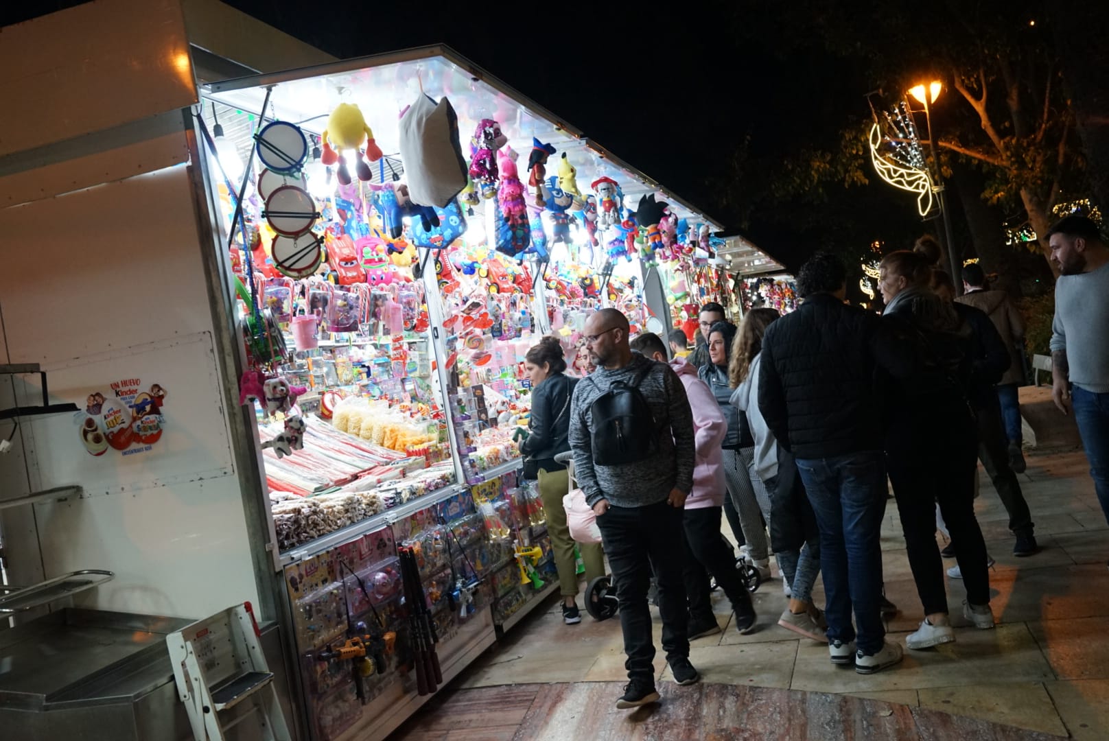 Durante los 40 días que duren los fastos navideños, la calle Larios se transformará en un bosque lleno de hojas y soles