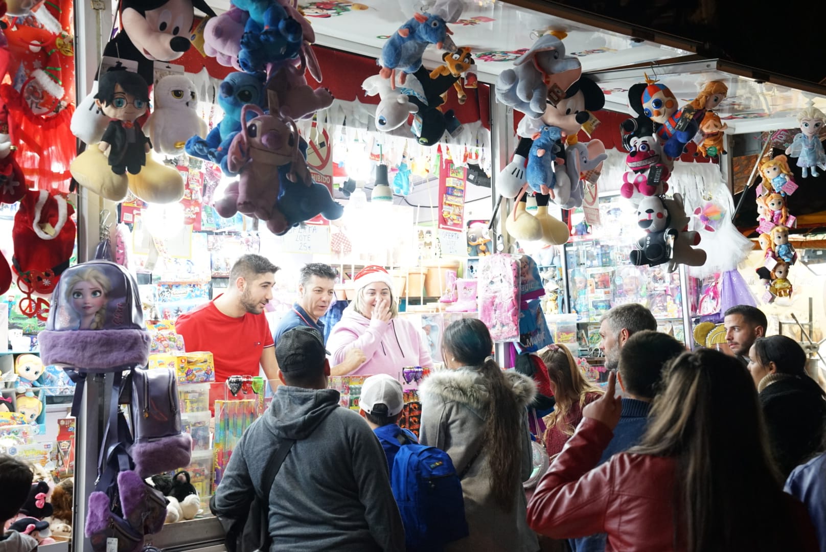 Durante los 40 días que duren los fastos navideños, la calle Larios se transformará en un bosque lleno de hojas y soles