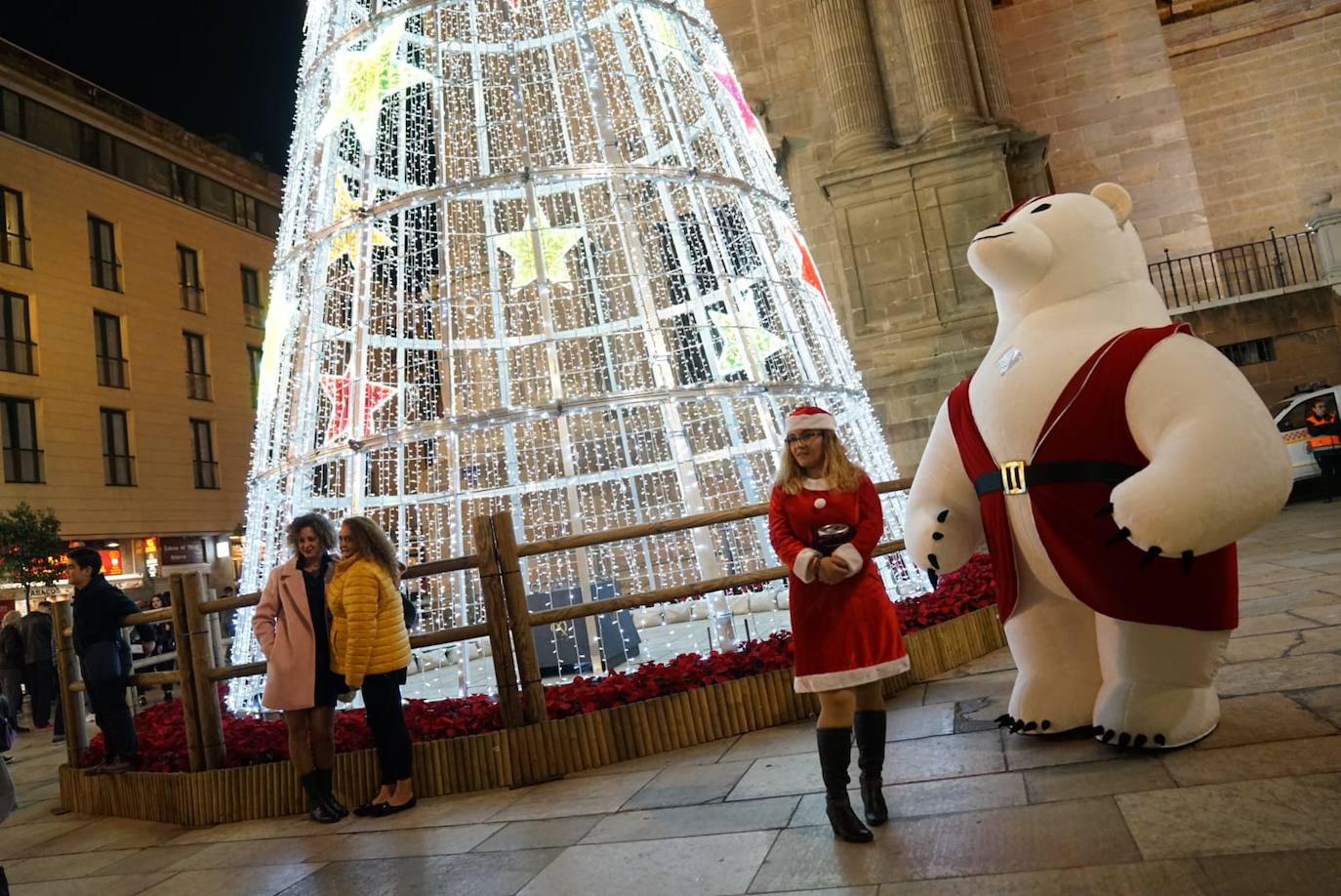 Durante los 40 días que duren los fastos navideños, la calle Larios se transformará en un bosque lleno de hojas y soles