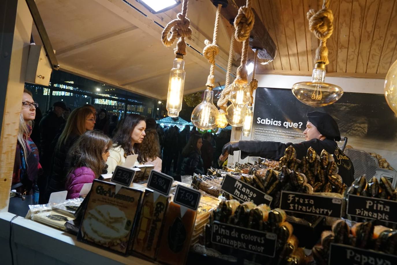 Durante los 40 días que duren los fastos navideños, la calle Larios se transformará en un bosque lleno de hojas y soles