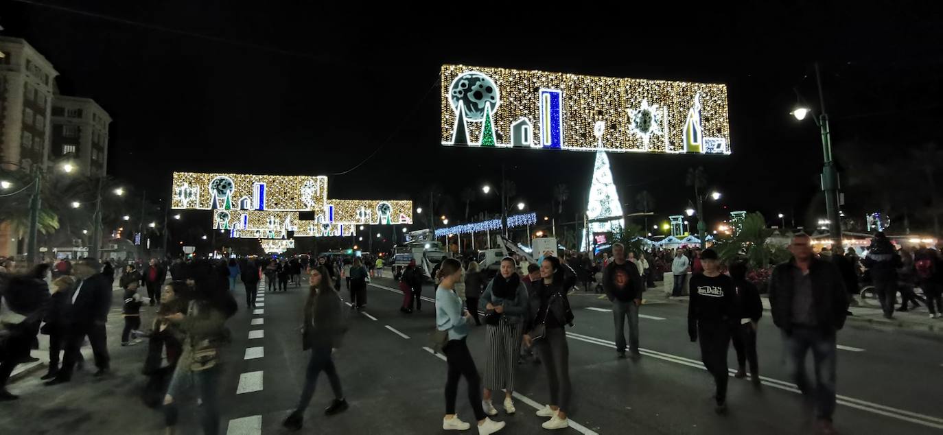 Durante los 40 días que duren los fastos navideños, la calle Larios se transformará en un bosque lleno de hojas y soles