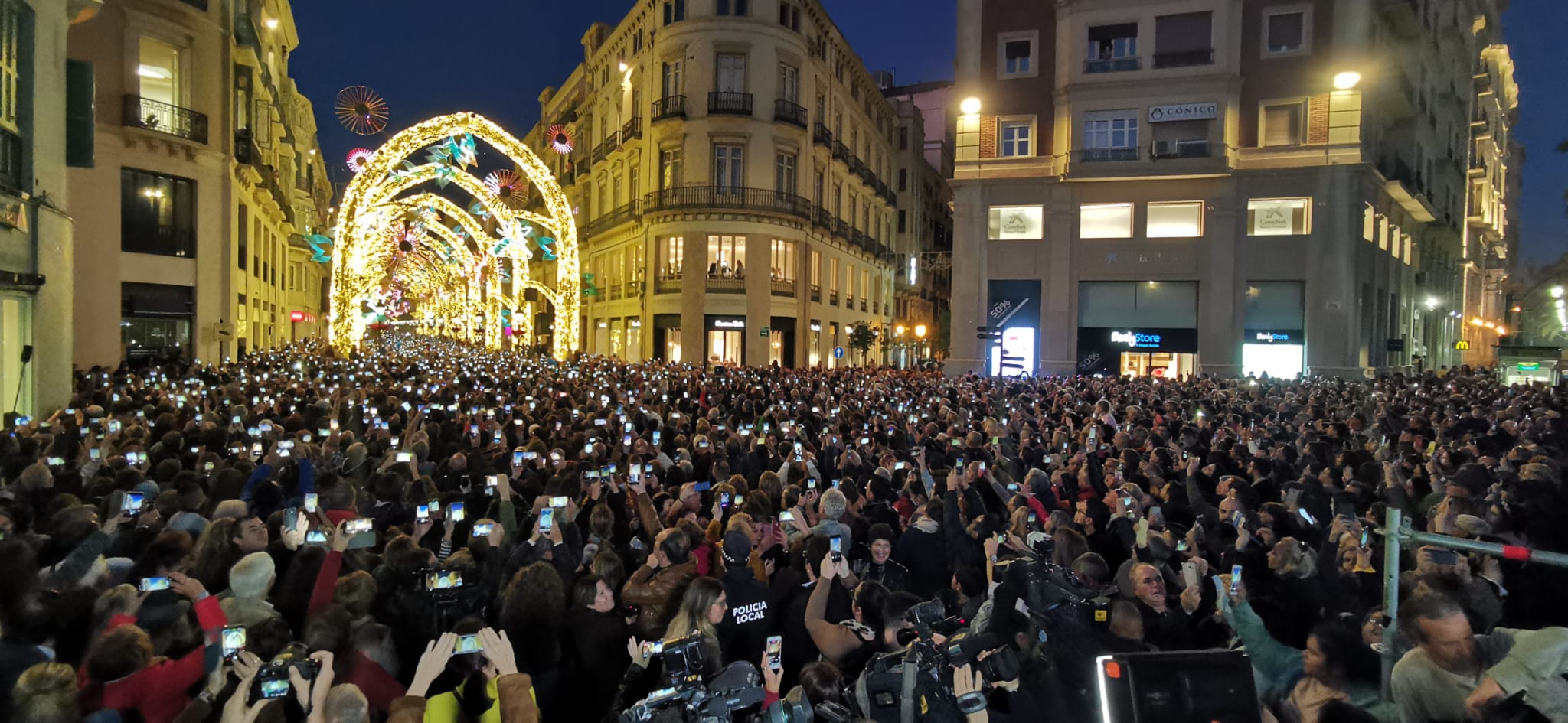 Durante los 40 días que duren los fastos navideños, la calle Larios se transformará en un bosque lleno de hojas y soles