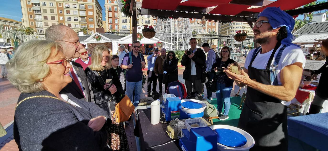 Mercadillo navideño en la plaza de la Marina. 