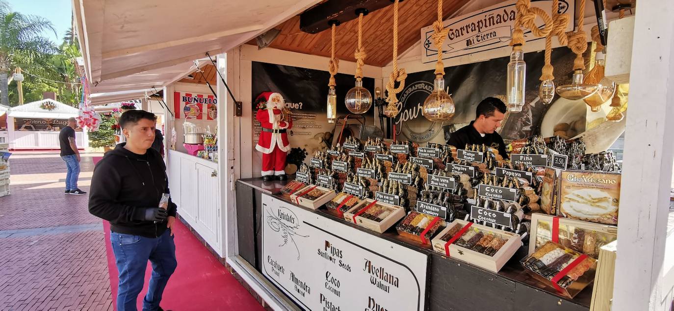 Mercadillo navideño en la plaza de la Marina. 