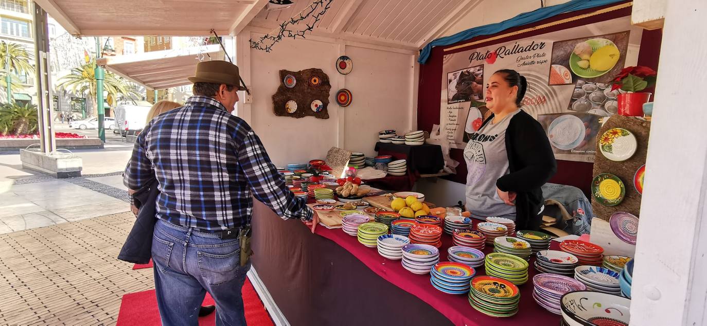 Mercadillo navideño en la plaza de la Marina. 