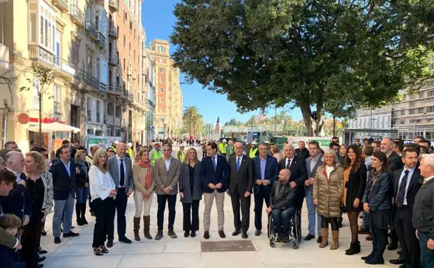 Juan Manuel Moreno y Francisco de la Torre descubrieron, junto al resto de autoridades, una placa conmemorativa en la tramo de la Alameda Principal entre Puerta del Mar y Larios 